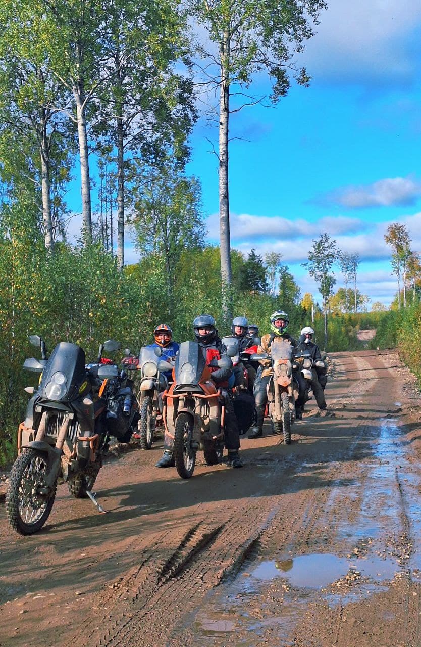 Группа в дороге утром